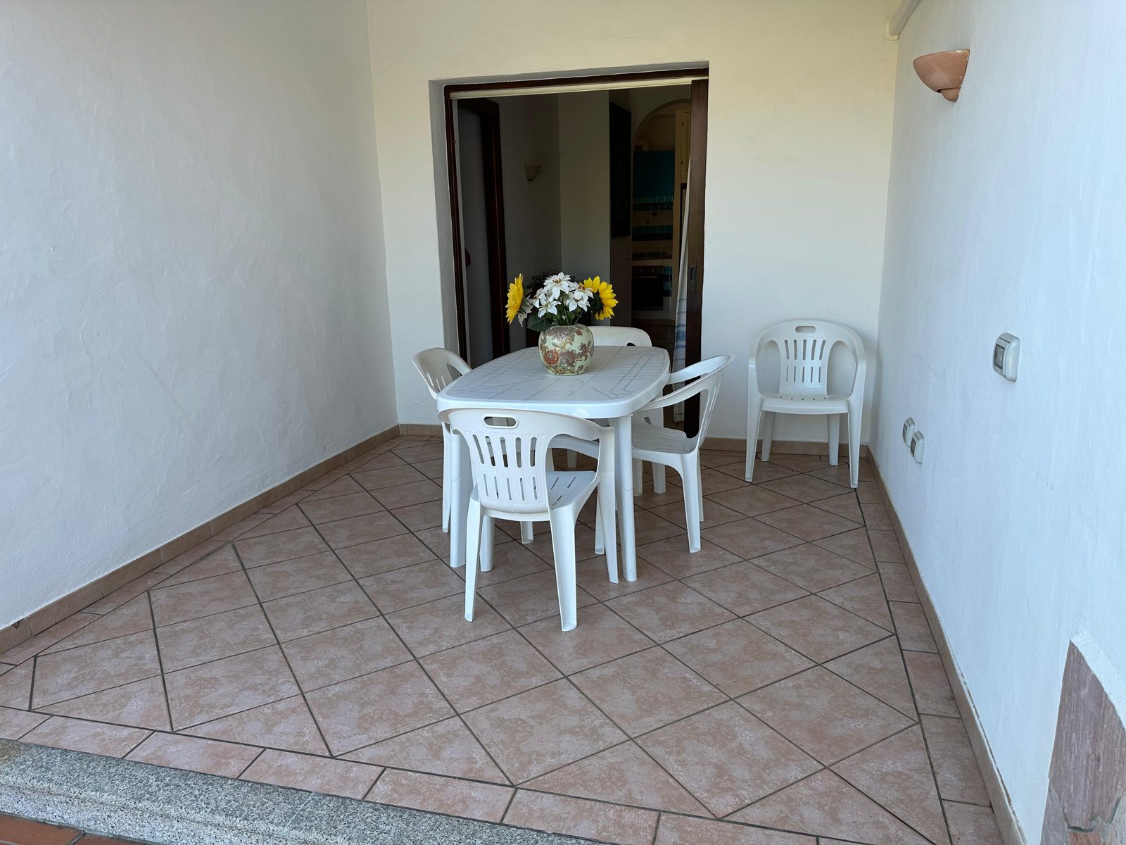 Shaded veranda with dining table at Casa del Sole — vacation rental in San Teodoro, Sardinia