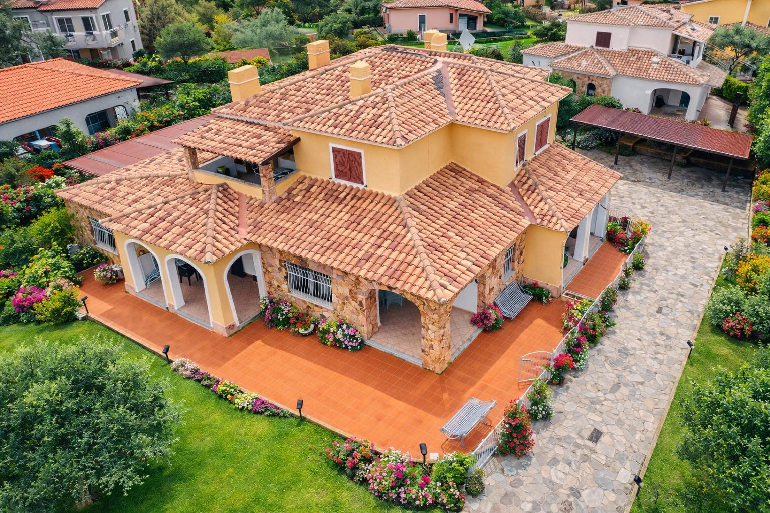 Casa vacanza Villepinna a San Teodoro con veranda ad archi, fiori e prato