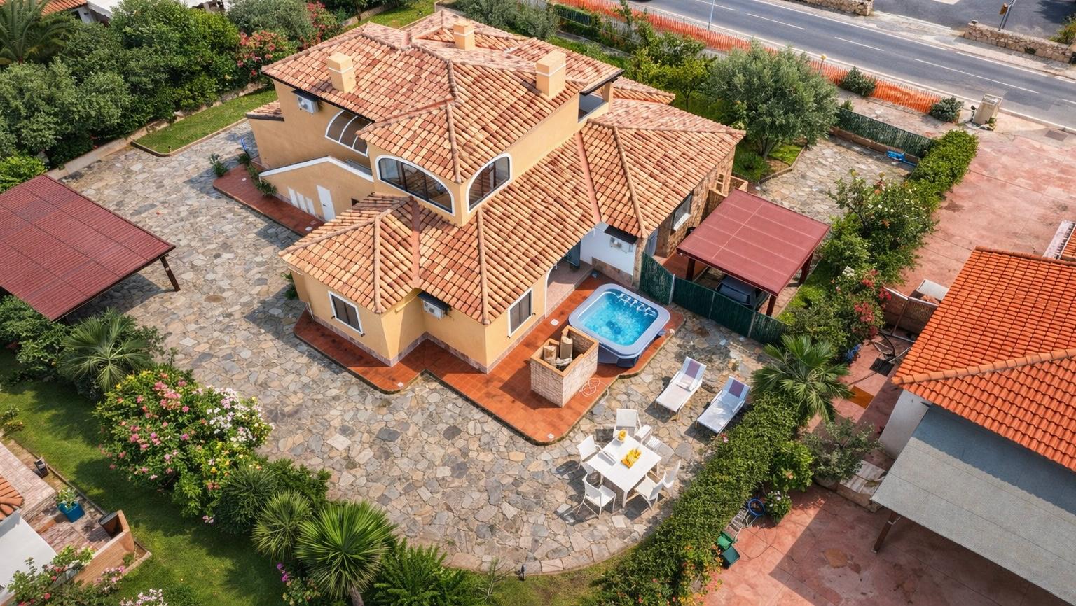 Villa a San Teodoro con idromassaggio esterno, lettini e zona pranzo esterna