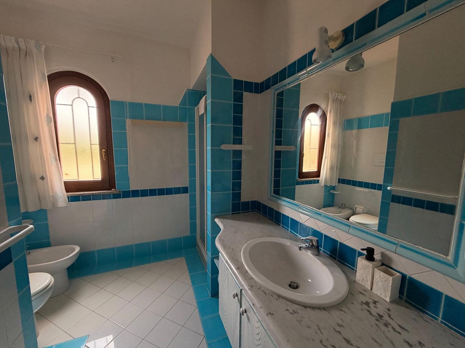 Bathroom with washbasin, shower and bidet at Casa del Sole — vacation rental in San Teodoro, Sardinia