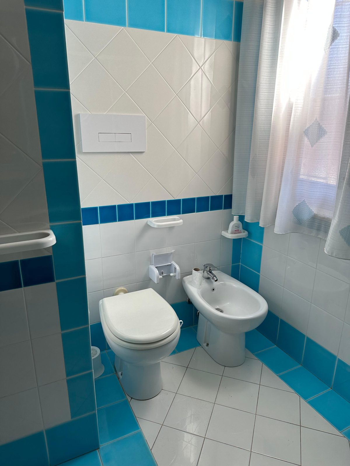 Bathroom with bidet and WC at Casa del Sole — vacation rental in San Teodoro, Sardinia
