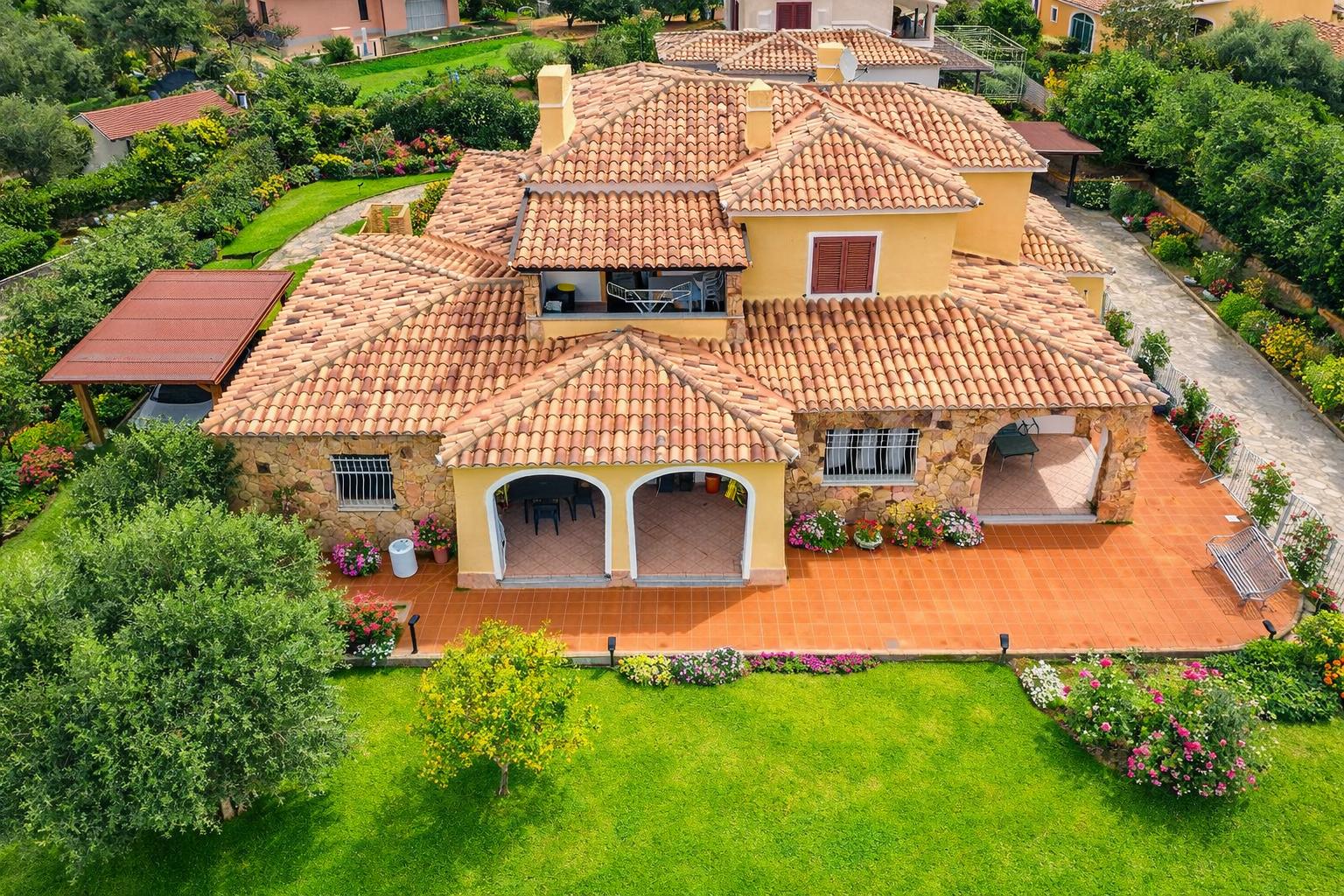Vista aerea di una villa Villepinna a San Teodoro con giardino e terrazzo