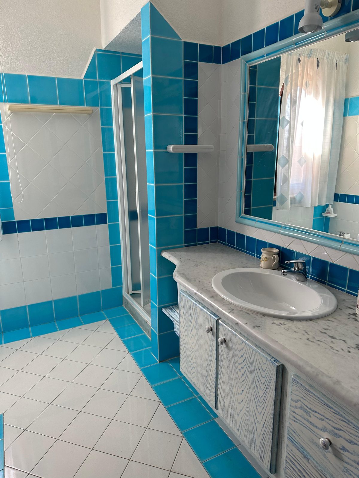 Bathroom with shower and washbasin at Casa del Sole — vacation rental in San Teodoro, Sardinia