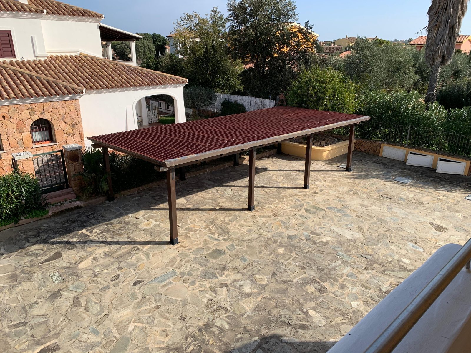 Garden of Terrazza sul Mare with stone patio and outdoor table — vacation rental in San Teodoro, Sardinia