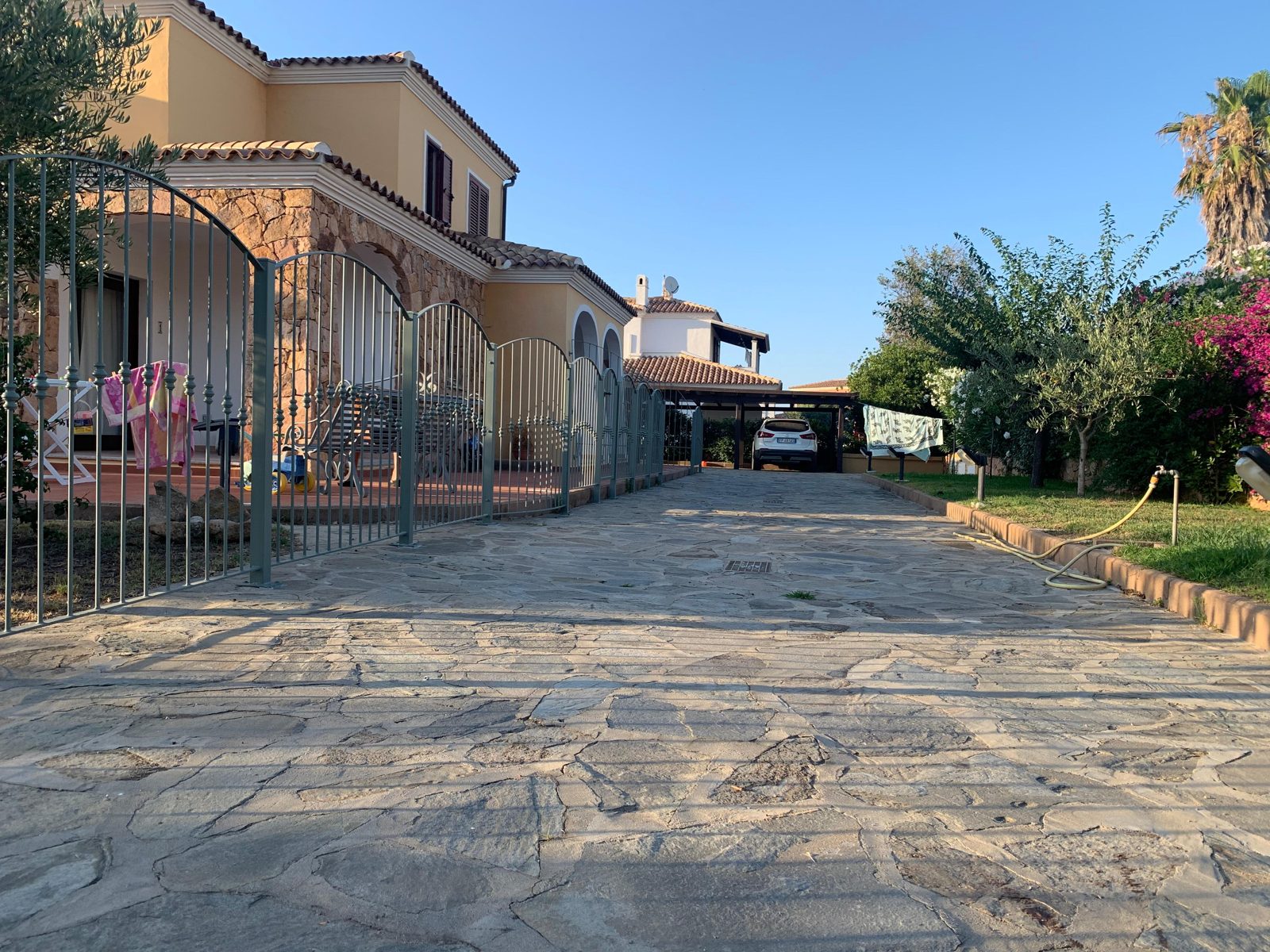 Exterior of Terrazza sul Mare with entrance gate and paved driveway — vacation rental in San Teodoro, Sardinia