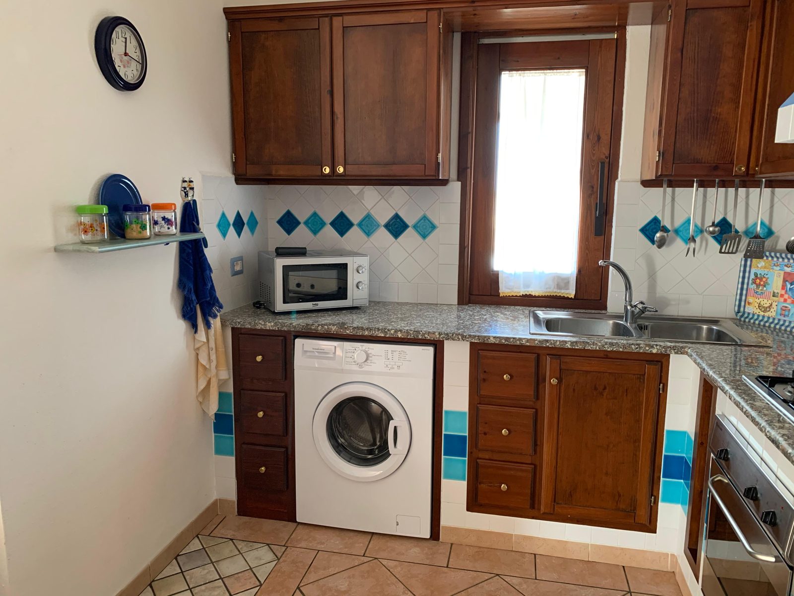 Equipped kitchen with microwave and washing machine at Terrazza sul Mare — vacation rental in San Teodoro, Sardinia